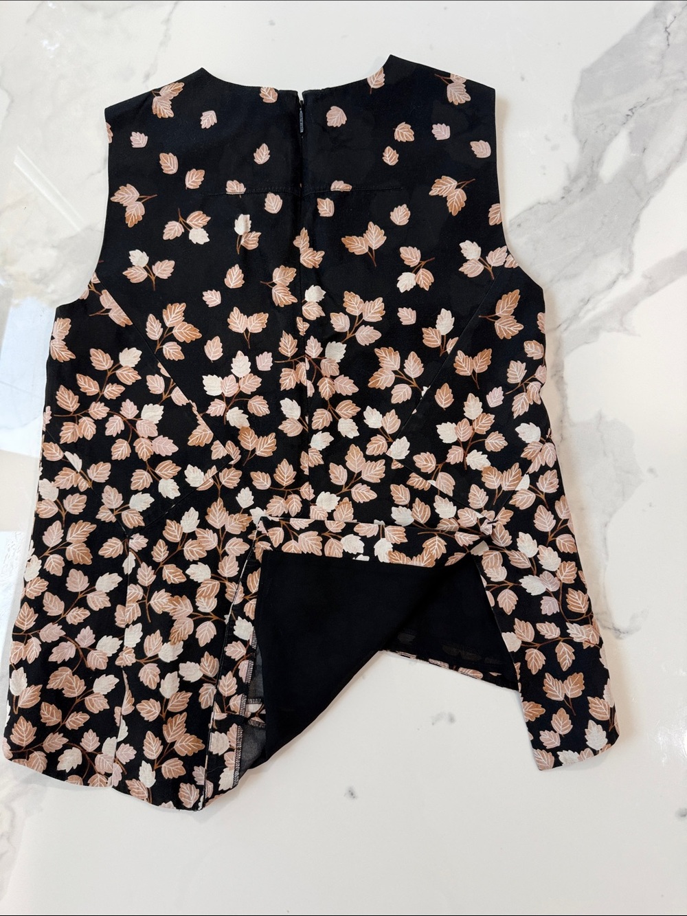 Tory Burch Black Sleeveless Leaf-Print Shell perfect for Fall - Picture 4 of 12
